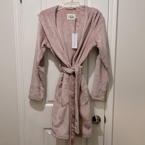NWT UGG Plush long sleeve robe with belt in Dusk which is a light pink color - Picture 3 of 13